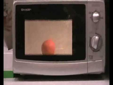 Experiment VIRAL. Ce se &icirc;nt&acirc;mplă dacă pui o portocală &icirc;n cuptorul cu microunde