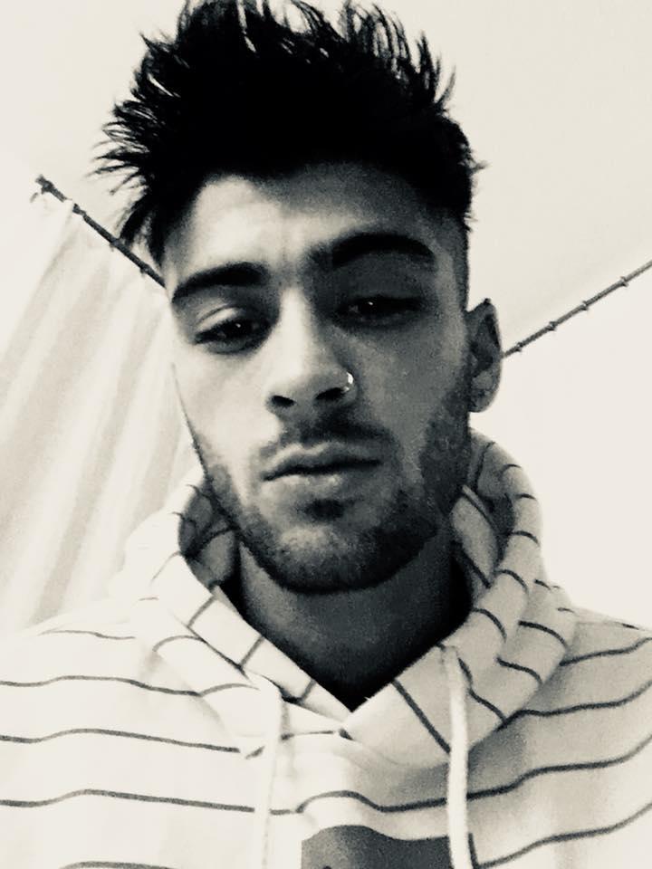 Un ZAYN cum nu ai mai auzit: sensibil, cald şi o chitară la purtător. Fostul concurent de la "X Factor" pregăteşte fanilor cea mai mare surpriză. Nu ai voie să ratezi aşa ceva!