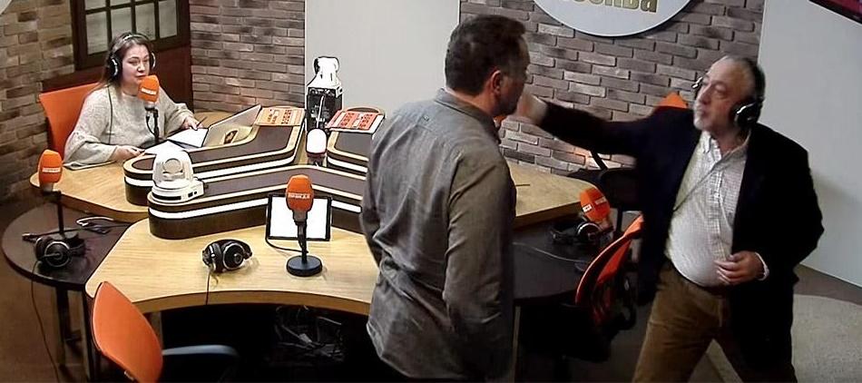 Scene de groază &icirc;n timpul unei emisiuni radio! Doi jurnaliști au făcut scandal și s-au luat la bătaie, &icirc;n direct!