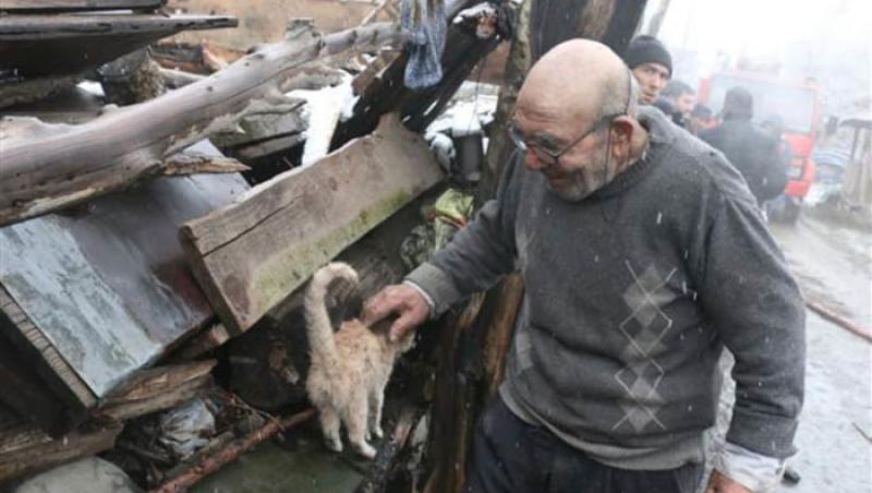 Poveste impresionantă! Lacrimi și iubire infinită. Un bătrân și-a salvat doar pisica din incendiul casei în care locuia - VIDEO
