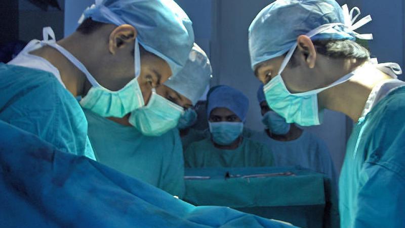 De ce medicii poartă halate verzi sau albastre, mai ales dacă intră în sala de operații! Răspunsul te va uimi!