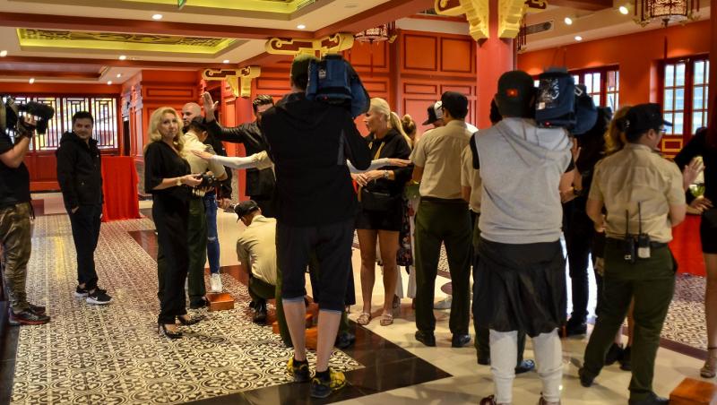 Marea premieră a celui mai dur reality show, Asia Express: vedetele au fost percheziționate de către poliția vietnameză