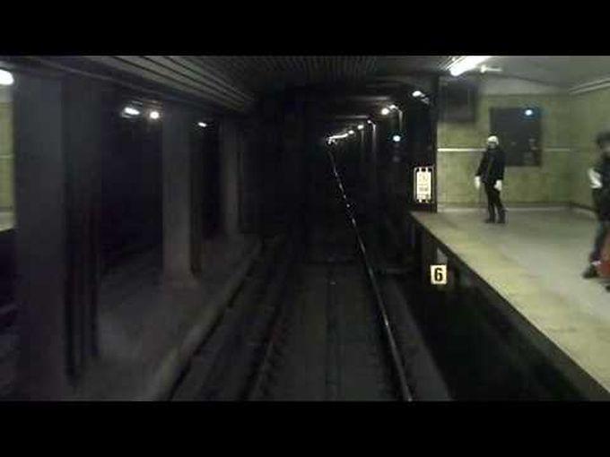 Panică la METROU! Un t&acirc;năr, care se juca pe telefonul mobil, a fost atacat din senin! Poliția a intrat &icirc;n alertă!