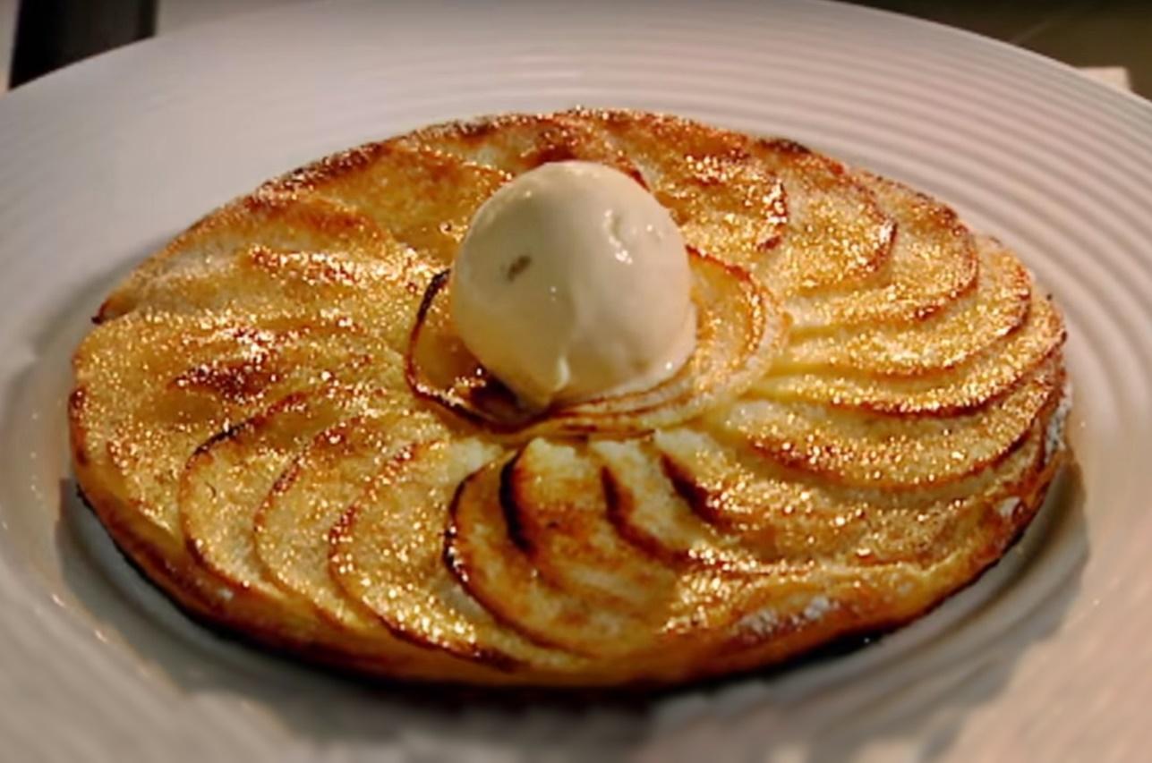 Desert simplu și delicios cu doar câteva ingrediente! Gordon Ramsay ne învață cum să facem cea mai simplă și delicioasă tartă cu mere!