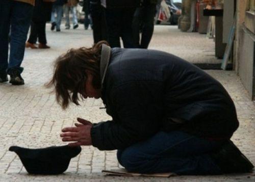 Cerșetoria mai profitabilă dec&acirc;t munca cinstită! C&acirc;ți bani str&acirc;nge un cerșetor, &icirc;n Constanța, &icirc;n doar 30 de minute