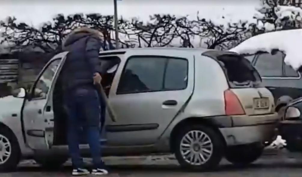 Clipe de groază pentru un copil. Un t&acirc;năr a spart geamurile mașinii &icirc;n care se afla micuțul, după un incident &icirc;n trafic. Totul s-a &icirc;nt&acirc;mplat &icirc;ntr-un oraș din Rom&acirc;nia