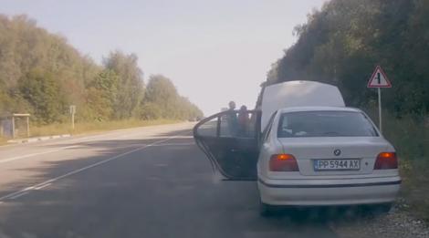 VIDEO VIRAL. Metoda "motorului stricat", la "modă" printre hoţii de maşini. Cum a reuşit un şofer să scape de indivizii de pe marginea şoselei