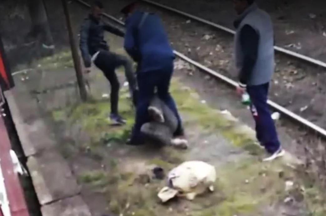 Imagini ȘOCANTE pentru persoanele sensibile! Un călător ESTE BĂTUT de controlori! Victima nu s-a mai putut ridica de jos!