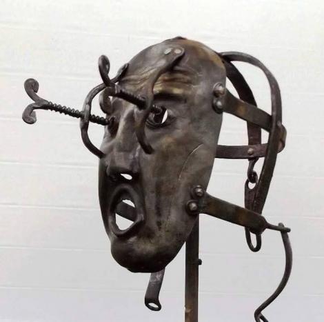 Mască de tortură, din Evul Mediu, pentru femeile care vorbeau prea mult. Bărbații le închideau gura nevestelor cicălitoare într-un mod grotesc