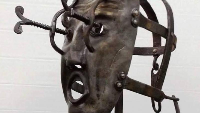 Mască de tortură, din Evul Mediu, pentru femeile care vorbeau prea mult. Bărbații le închideau gura nevestelor cicălitoare într-un mod grotesc