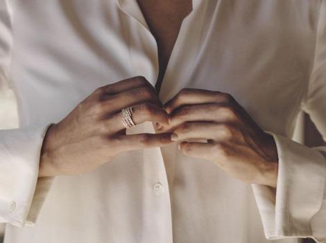 O femeie și-a cumpărat un inel ieftin și l-a purtat 30 de ani, fără să știe ce secret ascudne bijuteria! Ce detaliu a aflat