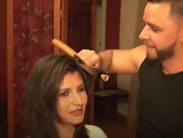 Acum chiar poți să exclami &ldquo;Șooocant!&rdquo; N-o să vă vină să credeți ce ustensilă folosește acest hairstylist pentru a tunde părul femeilor! &Icirc;i iese de minune cu toporul
