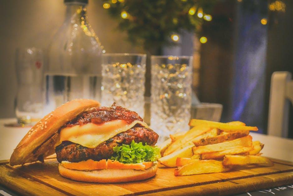 Cel mai tare cadou de Valentine's Day! Un hamburger cu sos barbecue şi cartofi prăjiţi, la pachet cu un inel de logodnă: "Nu există un mod mai bun de a spune 'Te iubesc'"