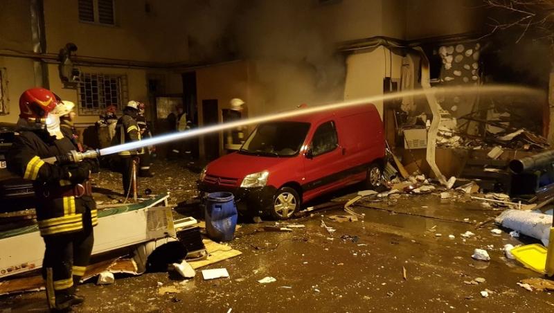 Explozie URIAȘĂ în Capitală. 16 mașini pulverizate, un restaurant ras. Pompierii se află la fața locului!