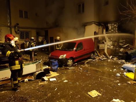 Explozie URIAȘĂ în Capitală. 16 mașini pulverizate, un restaurant ras. Pompierii se află la fața locului!