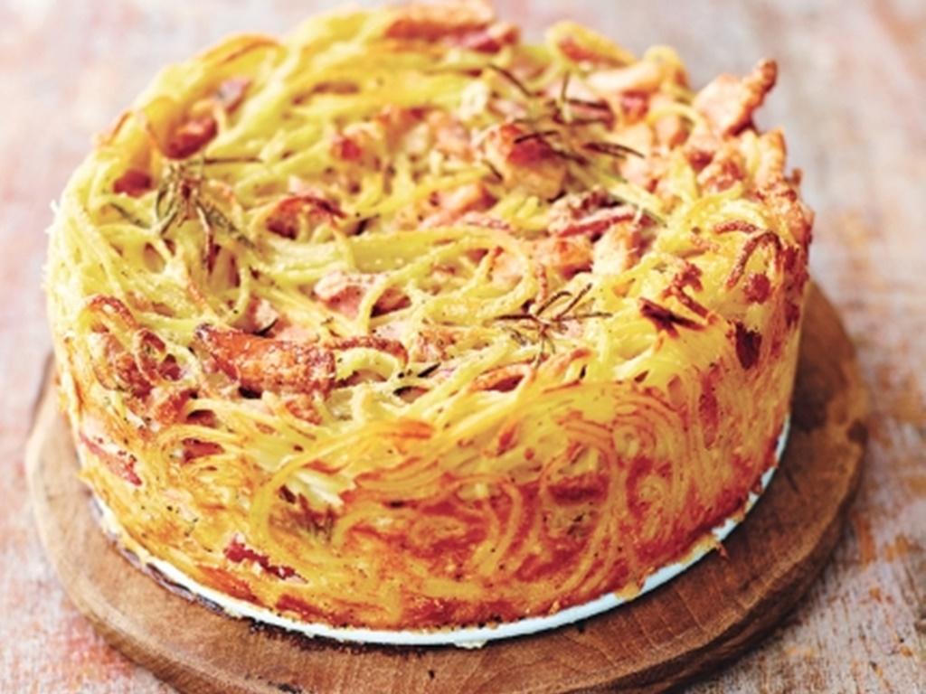 Carbonara cake. Un delicios tort de spaghete cu brânză și șunculiță afumată, ce va cuceri familia toată!