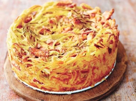 Carbonara cake. Un delicios tort de spaghete cu brânză și șunculiță afumată, ce va cuceri familia toată!