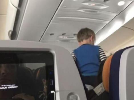 Pasageri, exasperați de un copil de trei ani, în timpul unui zbor de opt ore: ”Chemați un exorcist” (VIDEO)