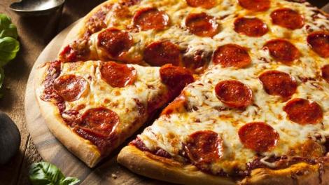 Un restaurant oferă pizza pentru un an, dacă îndeplinești o singură condiție! Ce trebuie să faci