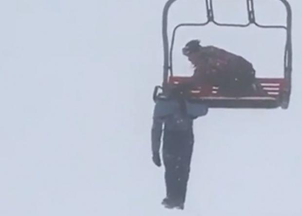 Turist &icirc;n Rom&acirc;nia! A stat suspendată la 6 metri &icirc;nălțime. Cauza producerii incidentului