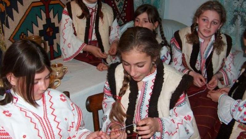 De ce în unele regiuni ale României fetele oferă mărțișor băieților