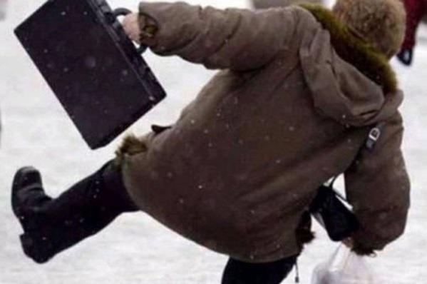 Și-a rupt o m&acirc;nă &icirc;n fața farmaciei lor și le-a luat banii &icirc;n instanță: 10.000 de lei a primit un bătr&acirc;n din Iași