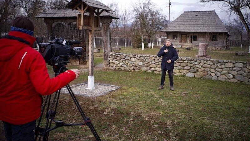 Mircea Radu, la filmările Ie Românie! Prezentatorul ia masa, cocoțat în podul unei case, cu farfuria pe genunchi. Prânz de 5 stele!