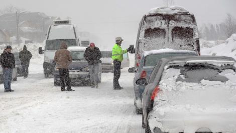 România, sub zăpadă! Se circulă în condiţii de iarnă pe mai multe şosele. Sute de utilaja de deszăpezire sunt pe drumuri. Meteorologii anunţă tot vreme rea