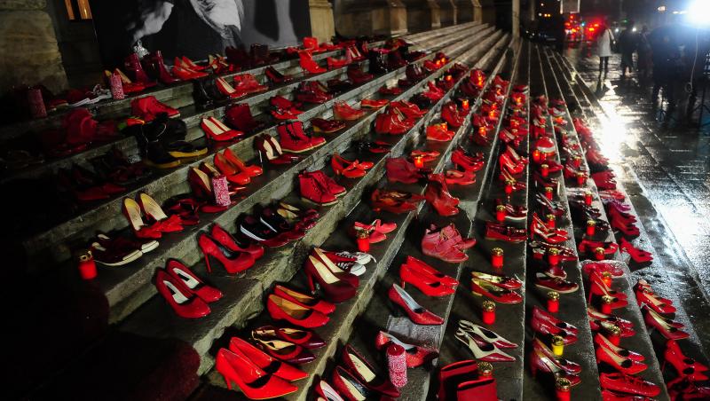Prin proiectul “Dragostea poartă Pantofii roșii”, Fundația Mereu Aproape luptă contra violenței împotriva femeilor