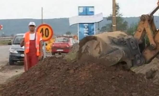 Dorel lovește din nou, la Calafat! Șoferii au oprit mașinile și au filmat &bdquo;minunea&rdquo;! Care e noua metodă rom&acirc;nească de astupat gropile?