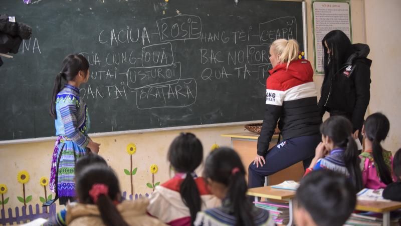 Vika Blochina şi Daniela Crudu au ajuns profesoare în Vietnam! Elevii s-au distrat pe cinste! „E naşpa rău limba asta”