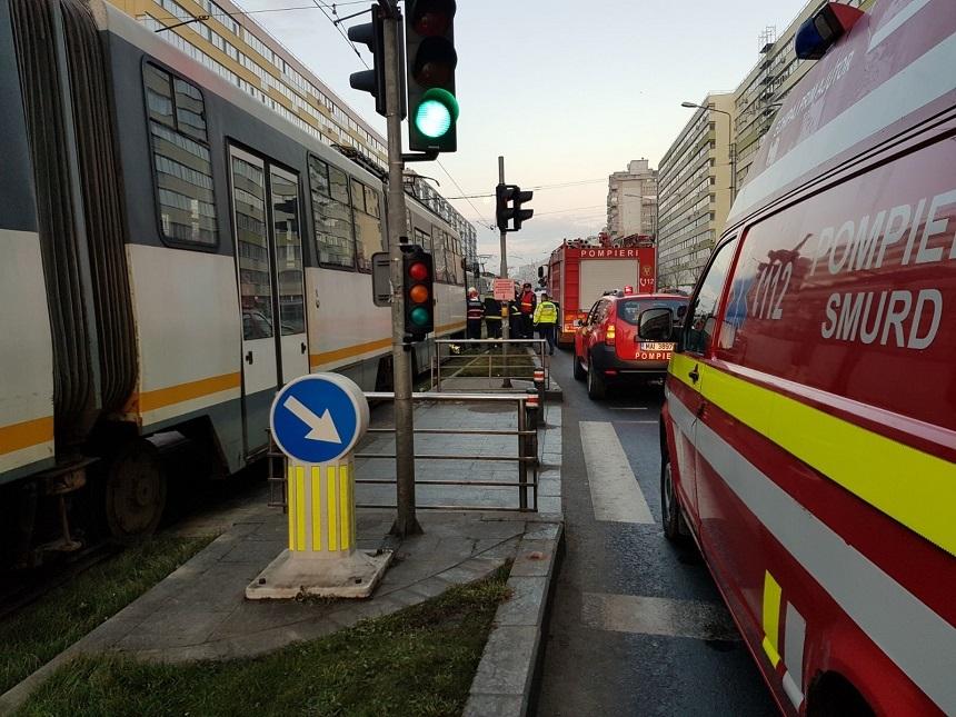Incident șocant &icirc;n Capitală! O femeie a fost lovită de tramvai, sub ochii &icirc;ngroziți ai trecătorilor: Corpul i-a fost prins sub roți