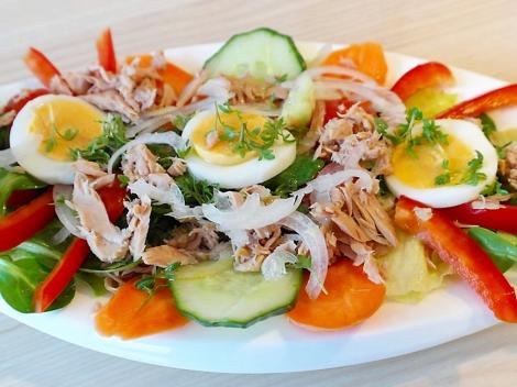 Salată de legume cu ton și ouă fierte. Gustoasă și sățioasă această salată poate ține loc de orice masă!