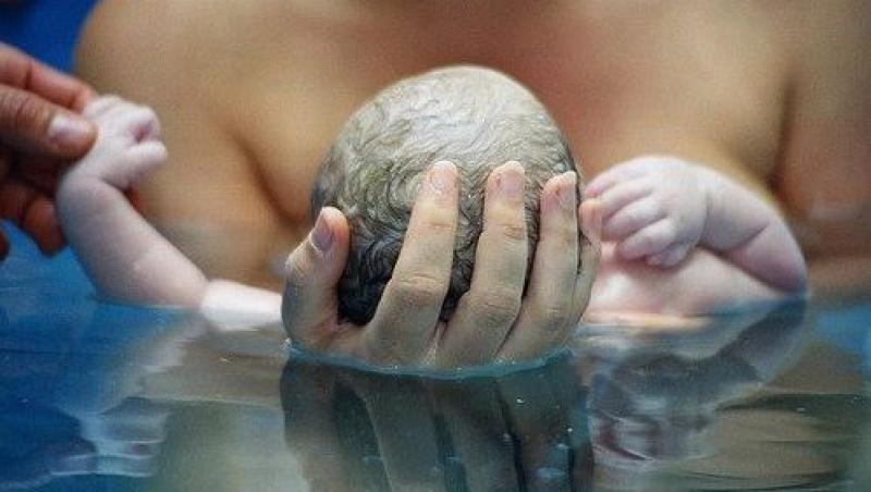 Mamele care nasc în apă riscă să-și infecteze bebeluși, spun medicii