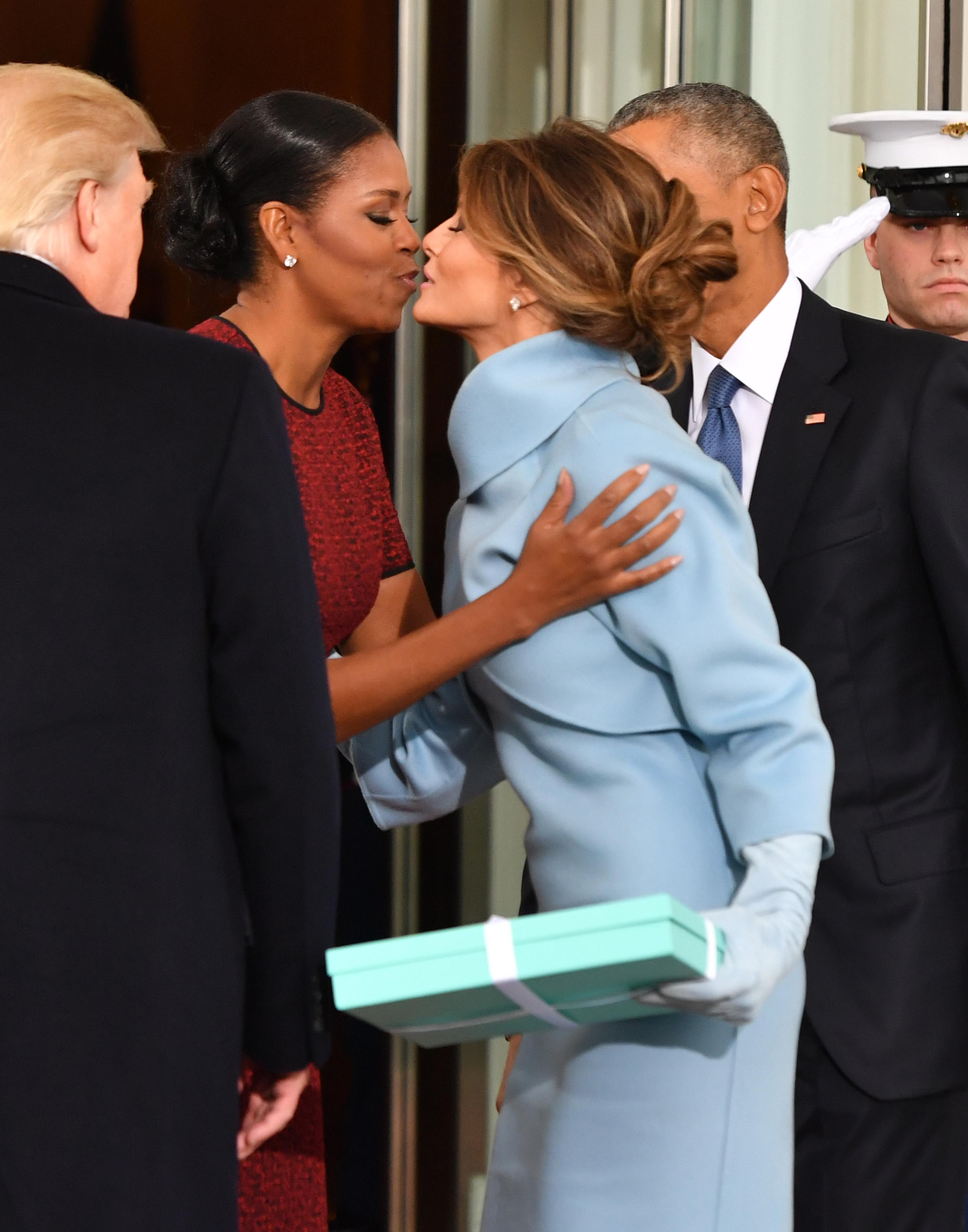 &Icirc;ți amintești de cutia albastră, virală &icirc;n toată lumea? Michelle Obama a dezvăluit ce se afla &icirc;n cadoul primit de la Melania Trump la ceremonia de &icirc;nvestire