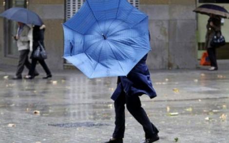 Veşti rele de la meteorologi! Vremea se schimbă RADICAL: ploi şi vânt în toată ţara
