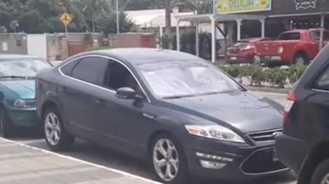 O şoferiţă și-a scos mașina din parcare în zbor! Cum a reușit femeia să facă o astfel de minune! (VIDEO)