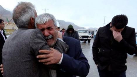 ÎNFIORĂTOR! Cadavrele pasagerilor avionului prăbușit în Iran, coborâte din munți în brațe de echipele de salvare
