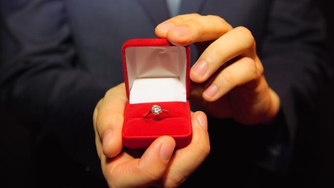 Ultima fiță &icirc;n materie de logodnă! Bărbații au găsit cea mai bizară metodă de a-și cere iubitele &icirc;n căsătorie! (VIDEO)