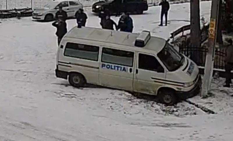 Un bărbat a murit strivit sub duba poliţiştilor, &icirc;n văzul fratelui disperat! Camerele de supraveghere au surprins totul!
