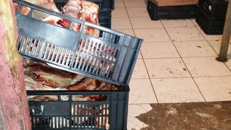 VIDEO! Carne expirată de o lună sau depozitată în spaţii insalubre. Imagini șocante care au stârnit revoltă pe internet!