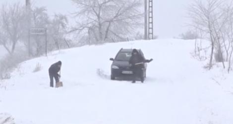 România, sub nămeți! În unele zone ale țării stratul de zăpadă a ajuns la un metru! Situația devine alarmantă!