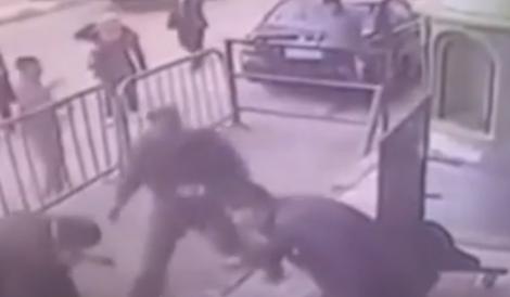 Trei poliţişti priveau îngroziţi cum un copil cade în gol de la etajul trei atunci când o minune s-a întâmplat! (VIDEO)