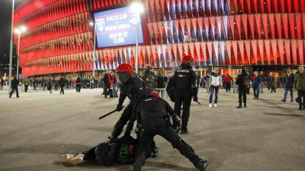 VIDEO: Tragedie &icirc;nainte de meciul Athletic Bilbao-Spartak Moscova. Un polițist și-a pierdut viața &icirc;n timpul altercațiilor dintre suporteri