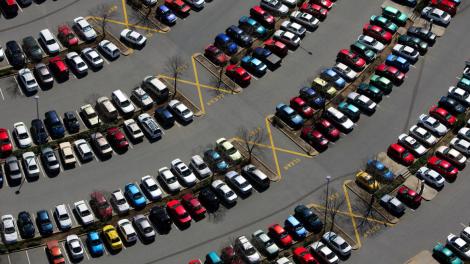 Curiozitatea care pune în dificultate mereu șoferii: cât de utilă e camera când parchezi