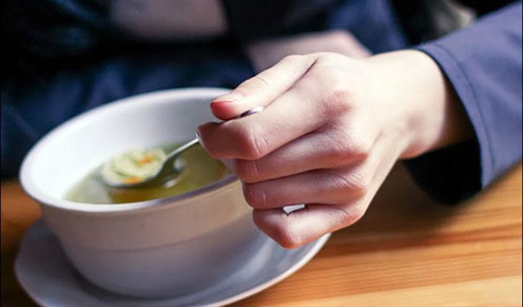 Ce se &icirc;nt&acirc;mplă dacă ești dreptaci și măn&acirc;nci cu st&acirc;nga! E cel mai tare truc