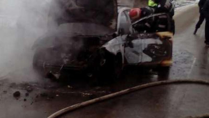 Accident cumplit la Videle! Mașina unui șofer a luat foc în mers! Imaginile sunt înfiorătoare! (FOTO)