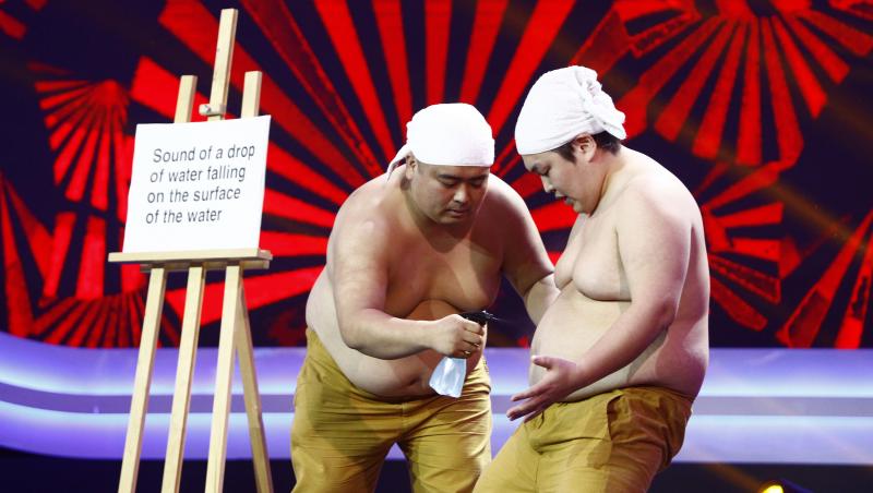 Ceremonia muzicală a burții, o absurditate fără seamăn! Japonezii bine făcuți de la „Yumbo Dump” l-au cucerit definitiv pe Bendeac! „O stupiditate ce devine GENIALĂ!”