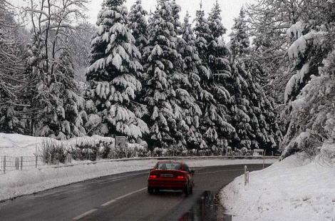 SFAT pentru conducătorii auto! Şoferii să plece la drum doar în caz de strictă necesitate şi dacă au maşinile echipate de iarnă