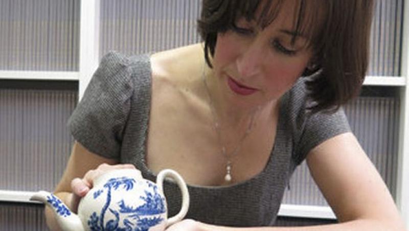 O femeie și-a cumpărat un ceainic vechi de la un târg, dar apoi a avut un adevărat șoc când a descoperit adevărul! Ce secret ascundea obiectul